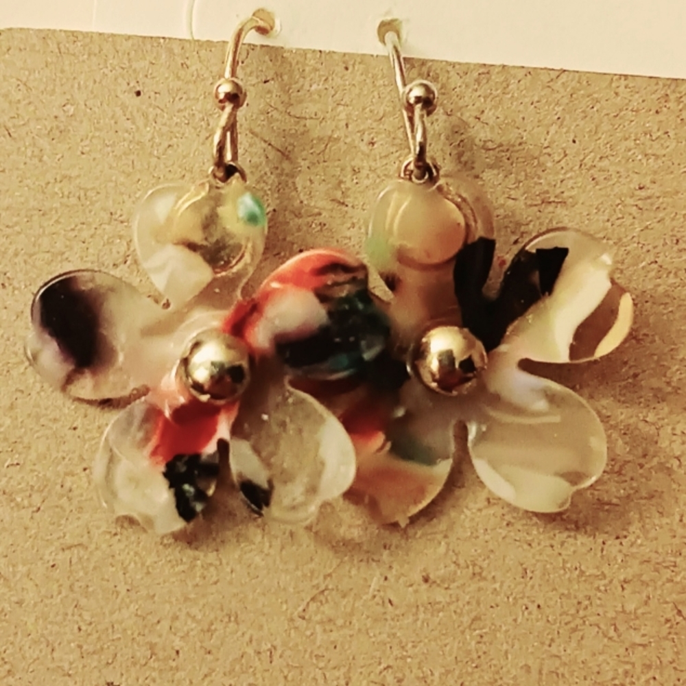 2 pair of earrings 1 flowered shape & 1 vintage triangle shape - Picture 2 of 4